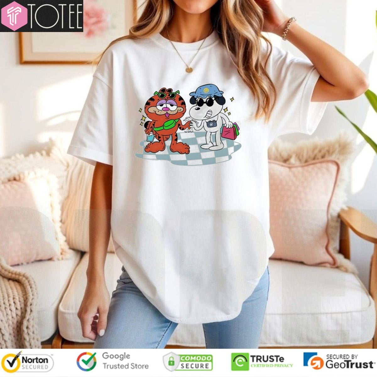 Snoopy Dog Hug Garfied Cat Wiggle Together Cartoon T-shirt