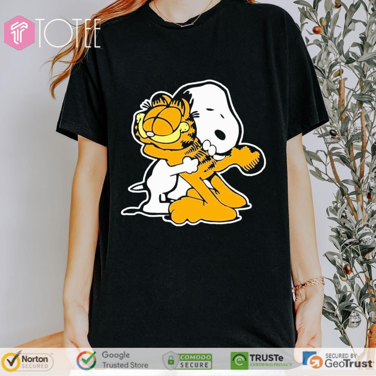 Snoopy Dog Hug Garfied Cat T-shirt