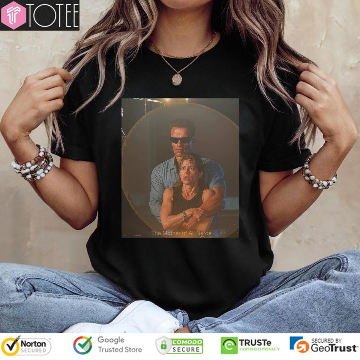 Terminator Sarah Connor Coldplay Concert Kiss Cam T-shirt