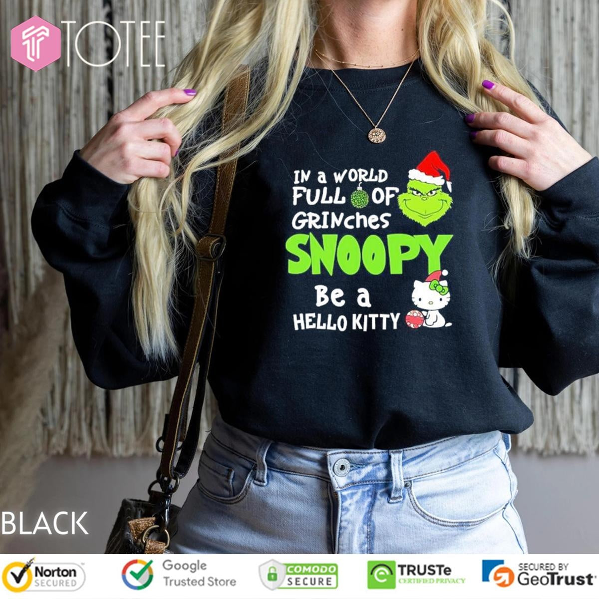 In A World Full Of Grinches Snoopy Be A Hello Kitty Christmas T-shirt