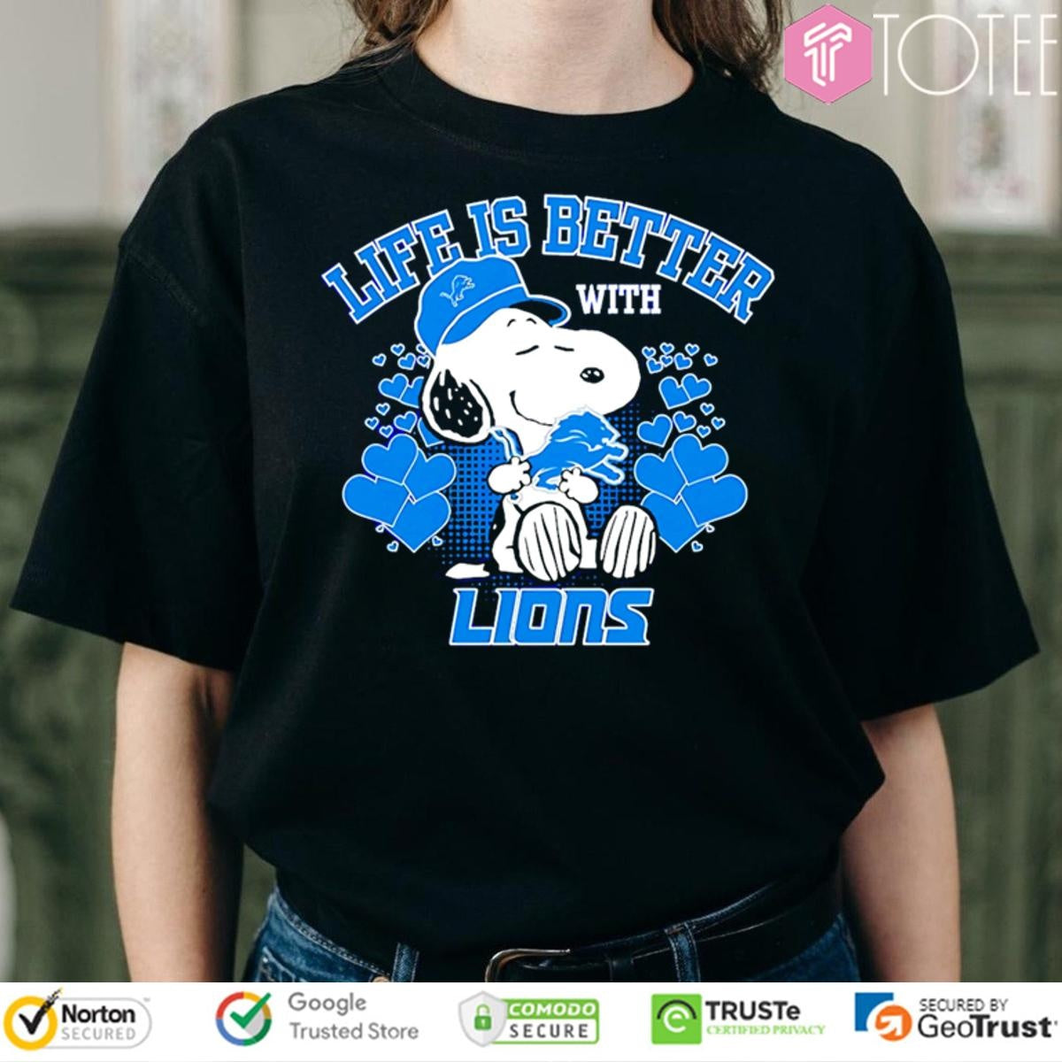 Life Is Better Lions Snoopy Hug Detroit Lions Logo T-shirt