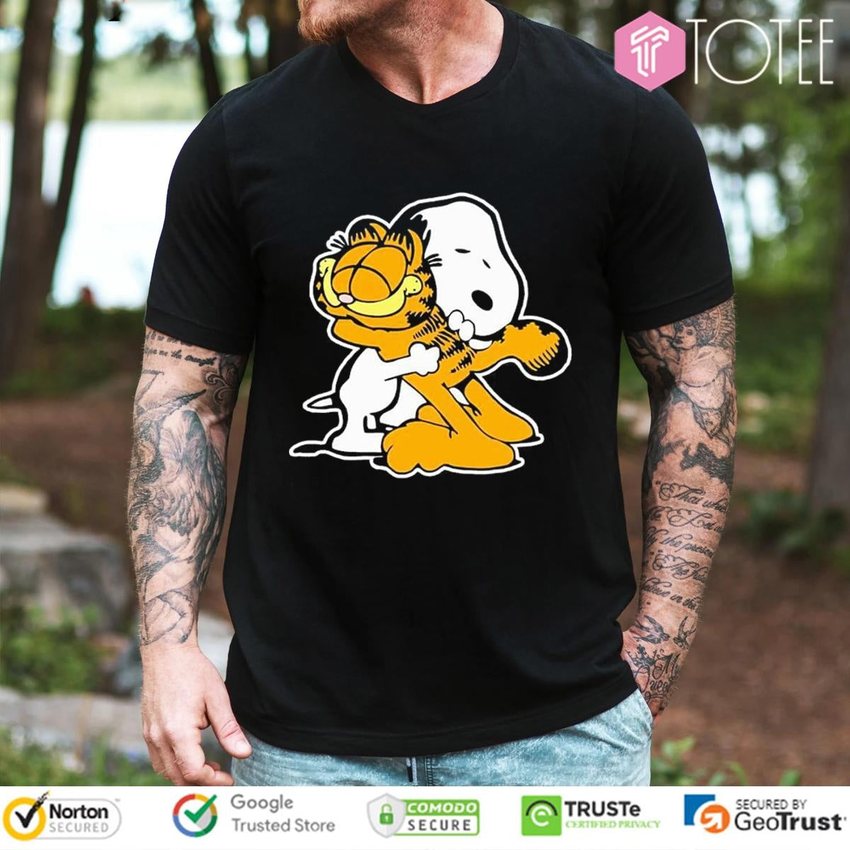 Snoopy Dog Hug Garfied Cat T-shirt